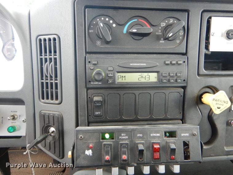 image for item DH6044 2005 International 4400 bucket truck