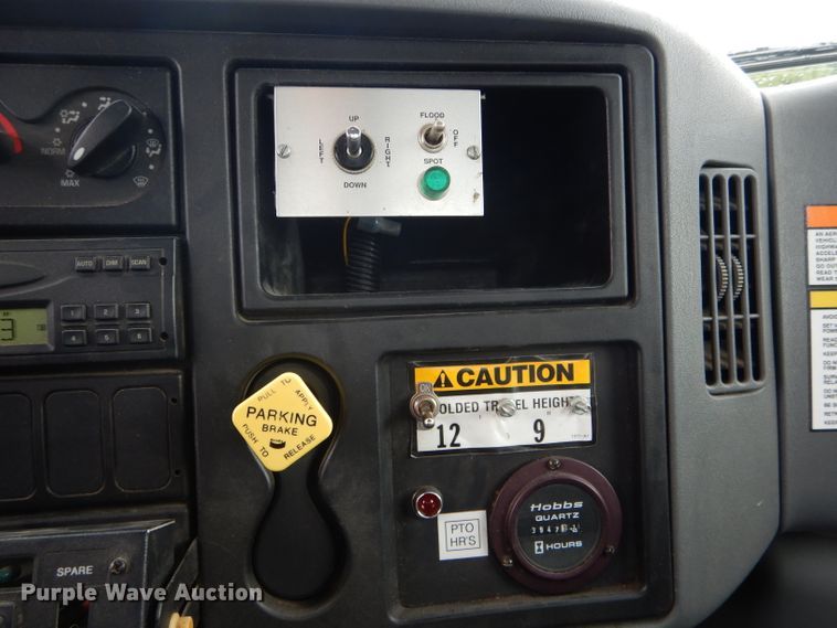 image for item DH6044 2005 International 4400 bucket truck