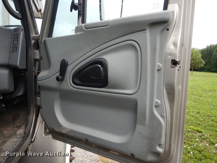 image for item DH6044 2005 International 4400 bucket truck