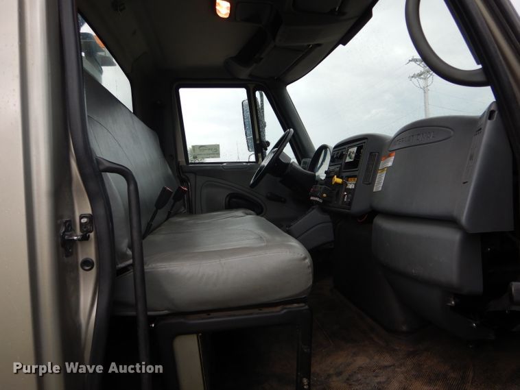 image for item DH6044 2005 International 4400 bucket truck