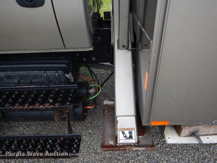 image for item DH6044 2005 International 4400 bucket truck