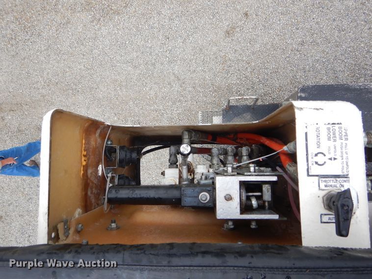 image for item DH6044 2005 International 4400 bucket truck