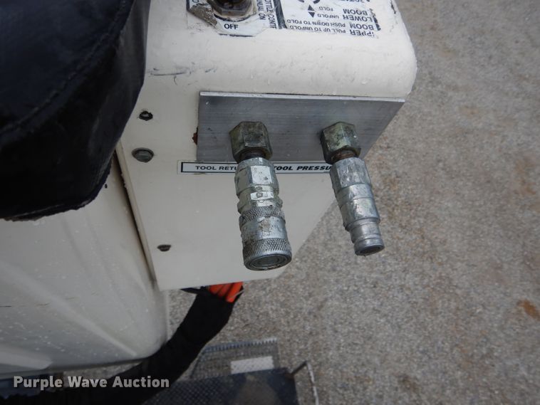 image for item DH6044 2005 International 4400 bucket truck