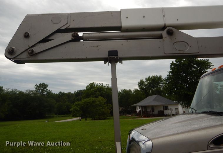 image for item DH6044 2005 International 4400 bucket truck