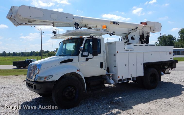 image for item DH6050 2004 International 4400 bucket truck