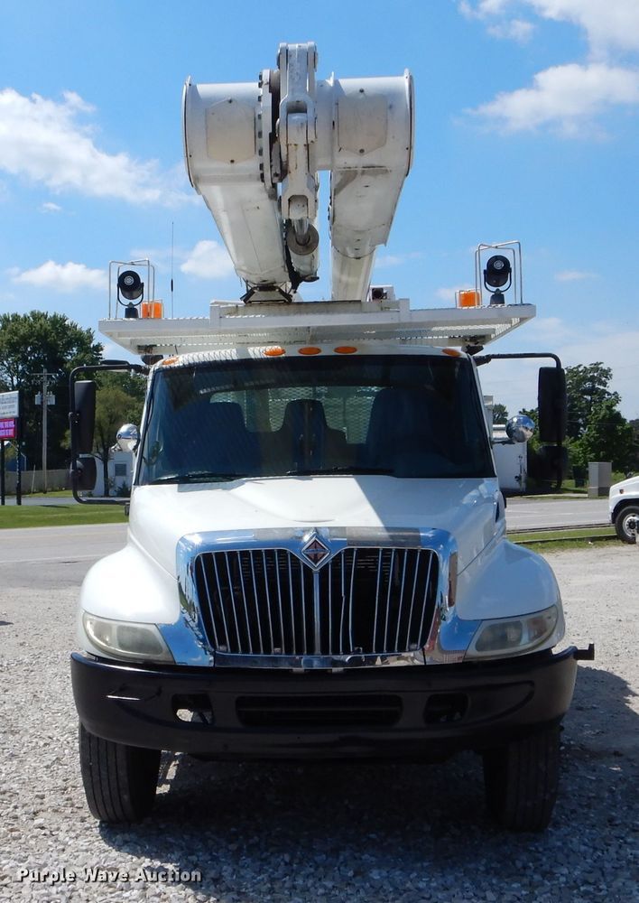 image for item DH6050 2004 International 4400 bucket truck