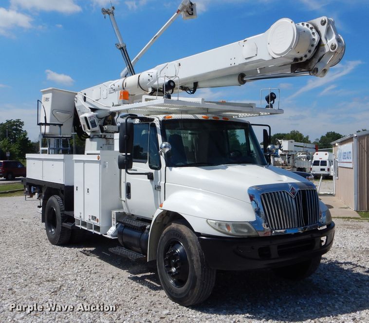 image for item DH6050 2004 International 4400 bucket truck
