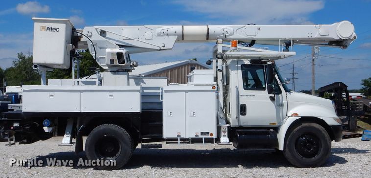 image for item DH6050 2004 International 4400 bucket truck