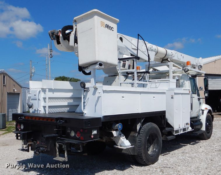 image for item DH6050 2004 International 4400 bucket truck