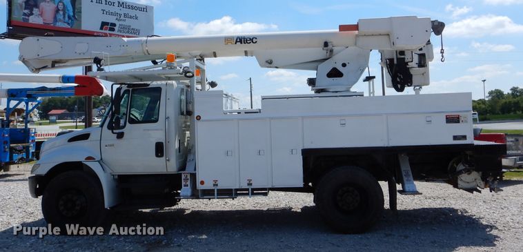 image for item DH6050 2004 International 4400 bucket truck