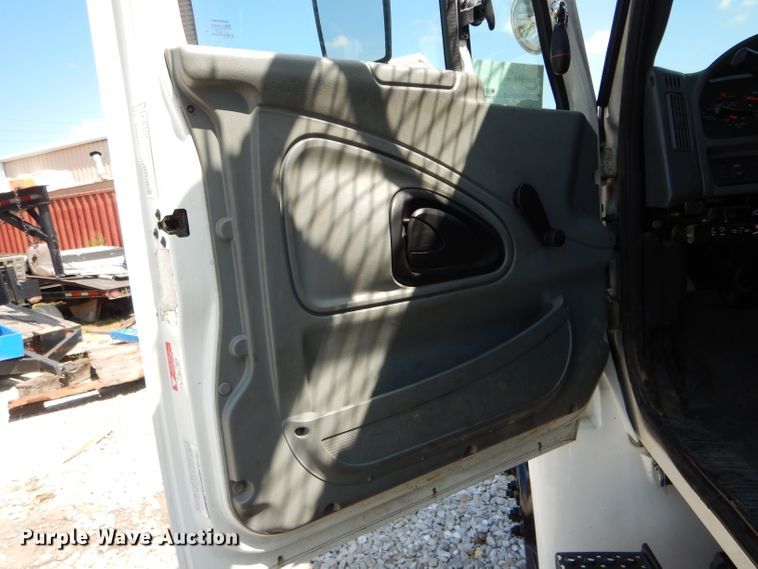 image for item DH6050 2004 International 4400 bucket truck