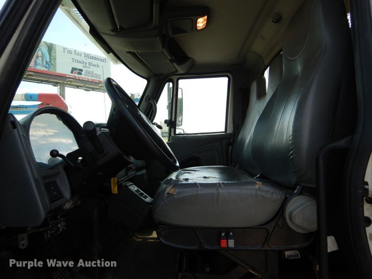 image for item DH6050 2004 International 4400 bucket truck