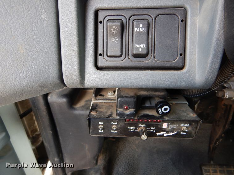 image for item DH6050 2004 International 4400 bucket truck