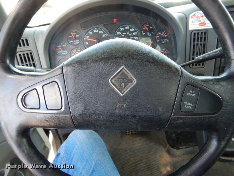 image for item DH6050 2004 International 4400 bucket truck