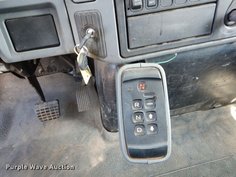 image for item DH6050 2004 International 4400 bucket truck