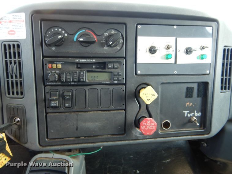 image for item DH6050 2004 International 4400 bucket truck