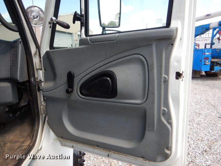 image for item DH6050 2004 International 4400 bucket truck