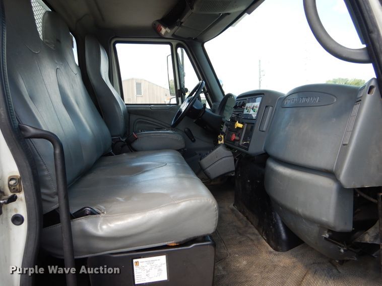 image for item DH6050 2004 International 4400 bucket truck