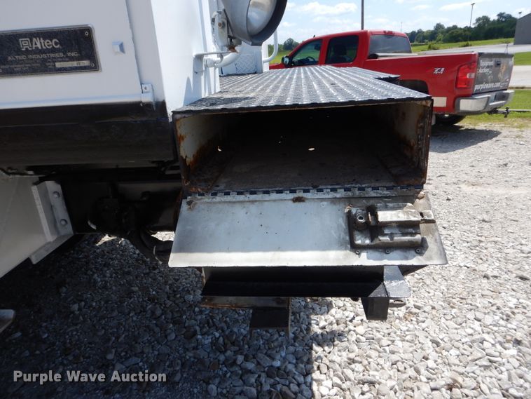 image for item DH6050 2004 International 4400 bucket truck