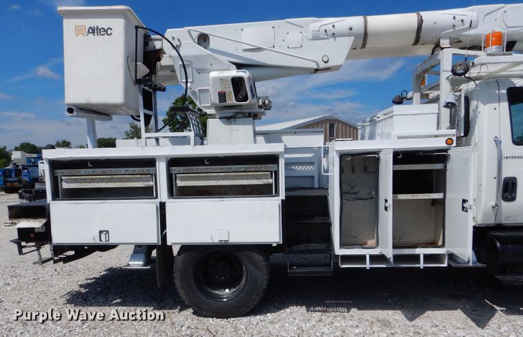 image for item DH6050 2004 International 4400 bucket truck
