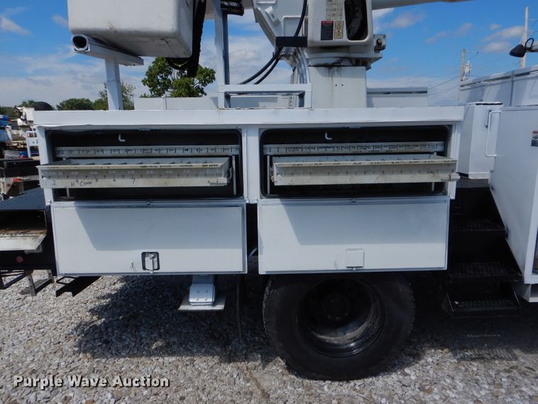 image for item DH6050 2004 International 4400 bucket truck