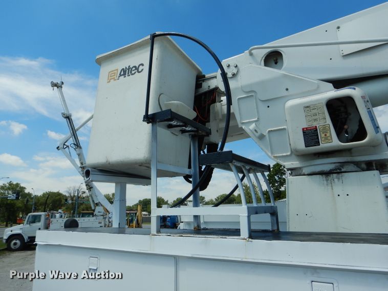 image for item DH6050 2004 International 4400 bucket truck