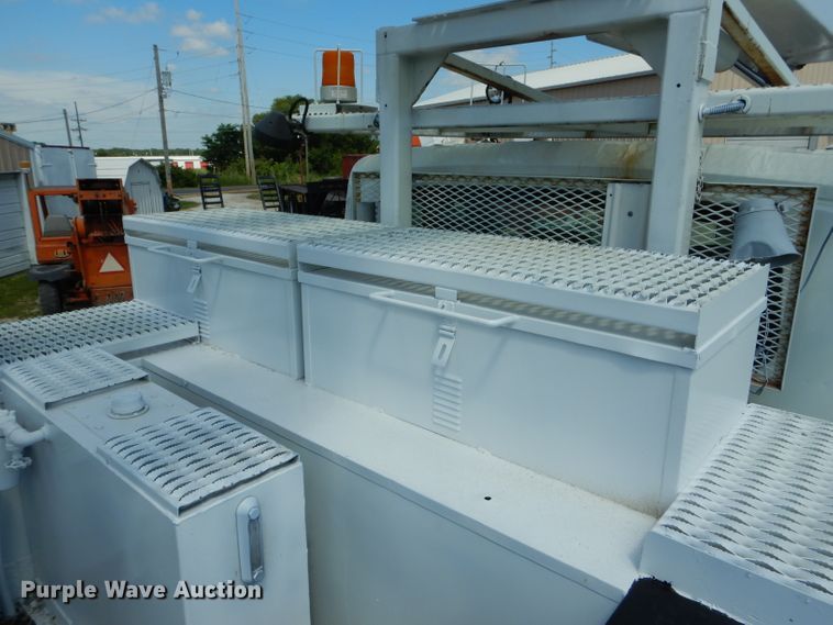 image for item DH6050 2004 International 4400 bucket truck