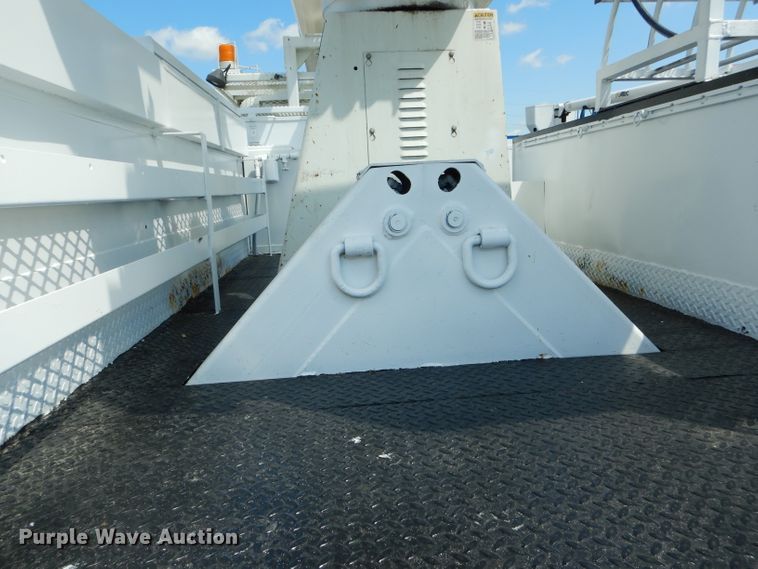 image for item DH6050 2004 International 4400 bucket truck