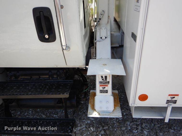 image for item DH6050 2004 International 4400 bucket truck