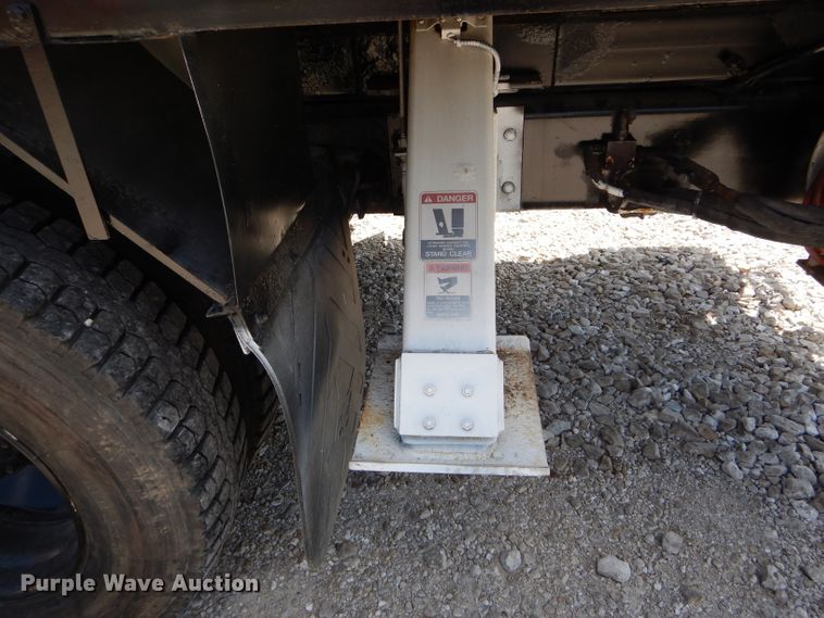 image for item DH6050 2004 International 4400 bucket truck