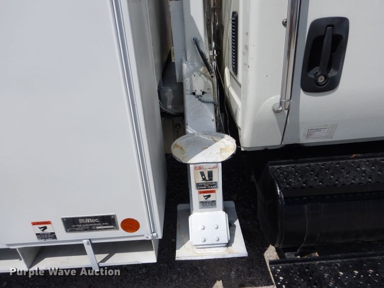 image for item DH6050 2004 International 4400 bucket truck