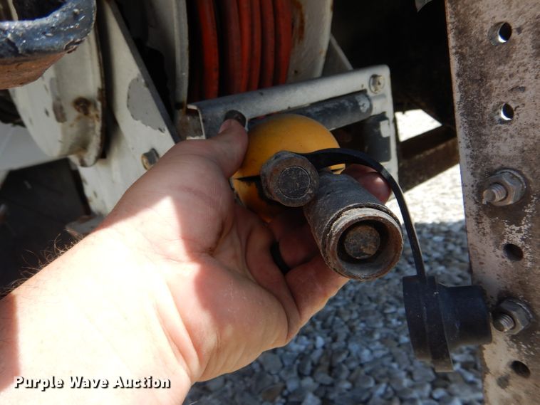 image for item DH6050 2004 International 4400 bucket truck