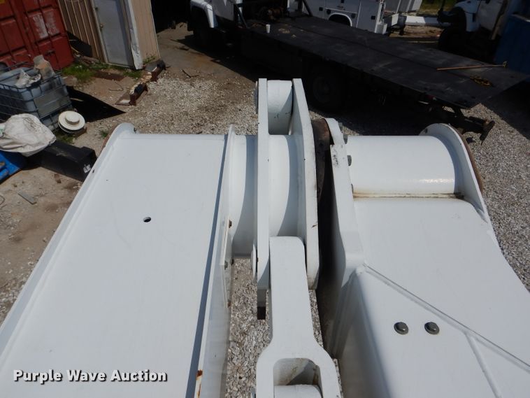 image for item DH6050 2004 International 4400 bucket truck