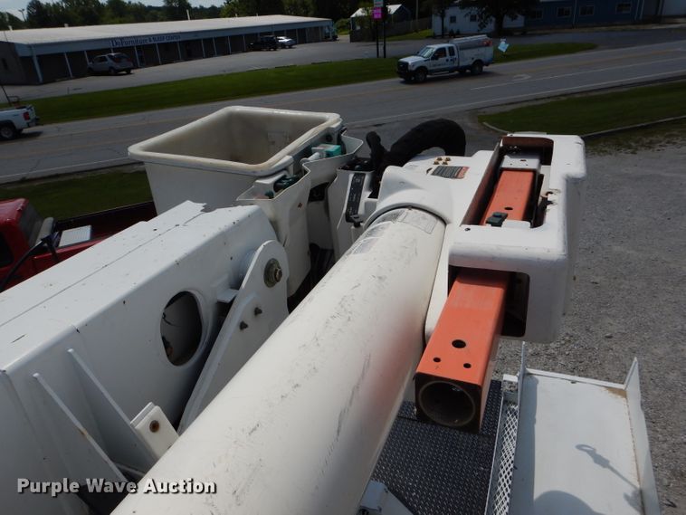 image for item DH6050 2004 International 4400 bucket truck