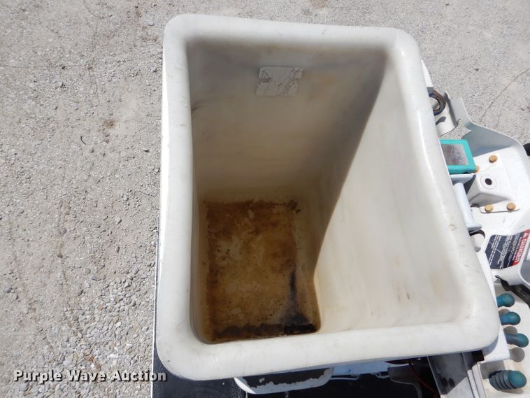 image for item DH6050 2004 International 4400 bucket truck