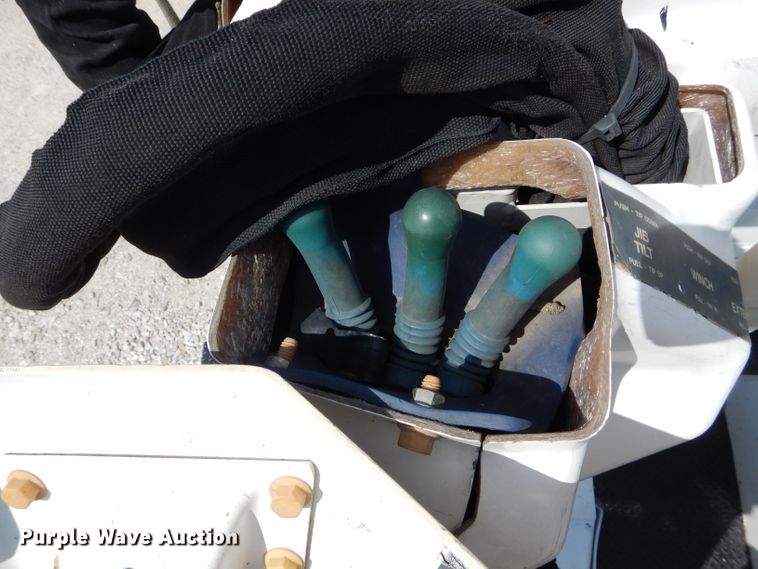 image for item DH6050 2004 International 4400 bucket truck