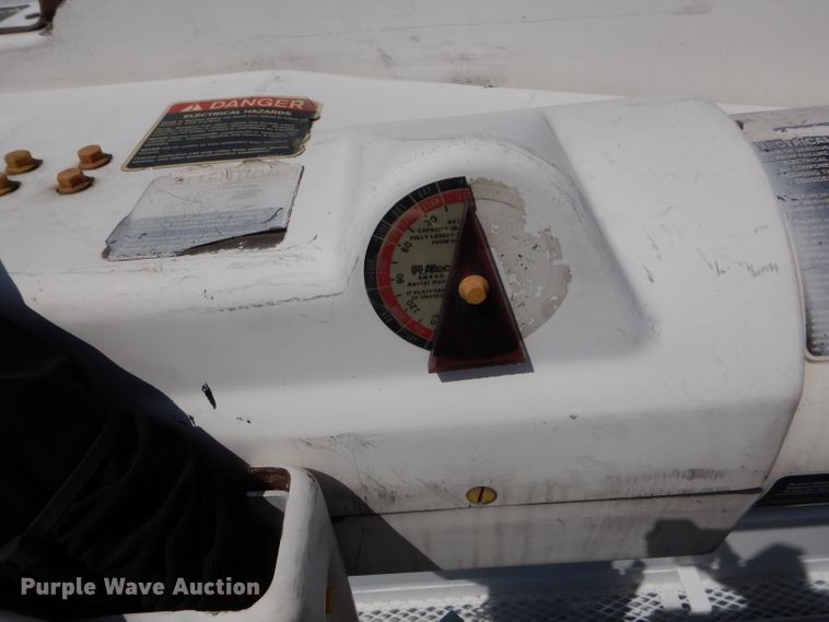 image for item DH6050 2004 International 4400 bucket truck