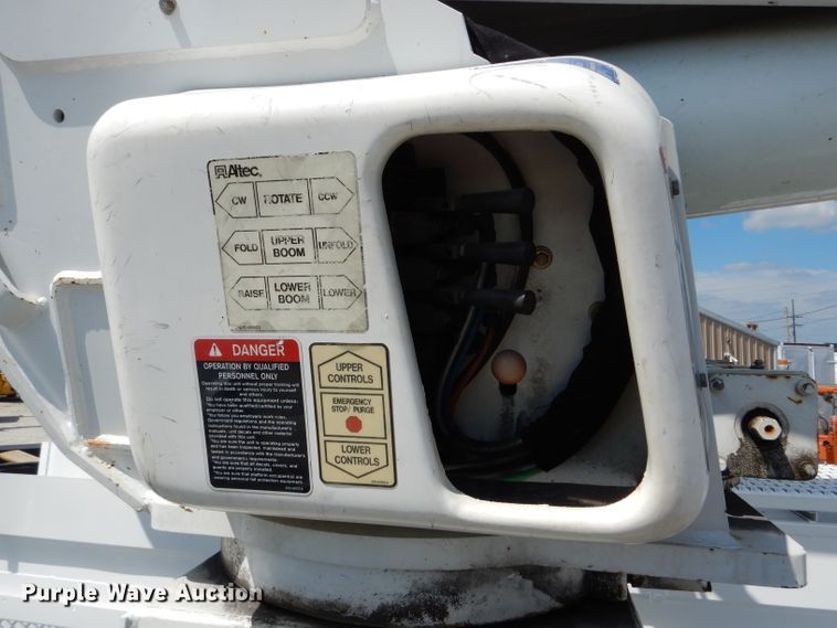 image for item DH6050 2004 International 4400 bucket truck