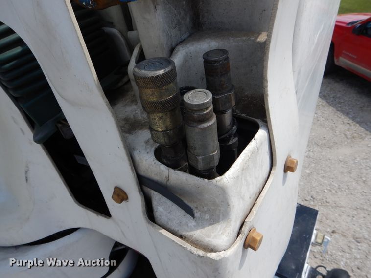 image for item DH6050 2004 International 4400 bucket truck