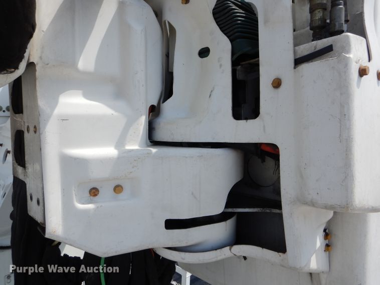 image for item DH6050 2004 International 4400 bucket truck