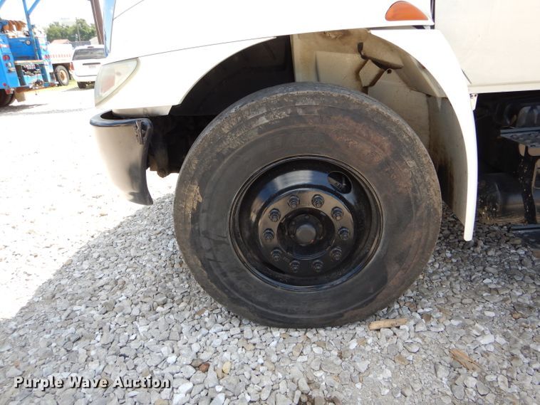 image for item DH6050 2004 International 4400 bucket truck