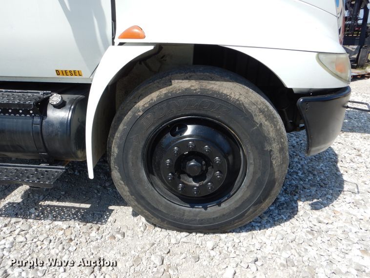 image for item DH6050 2004 International 4400 bucket truck