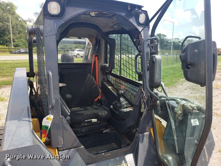 image for item ET9820 2014 John Deere 333E skid steer