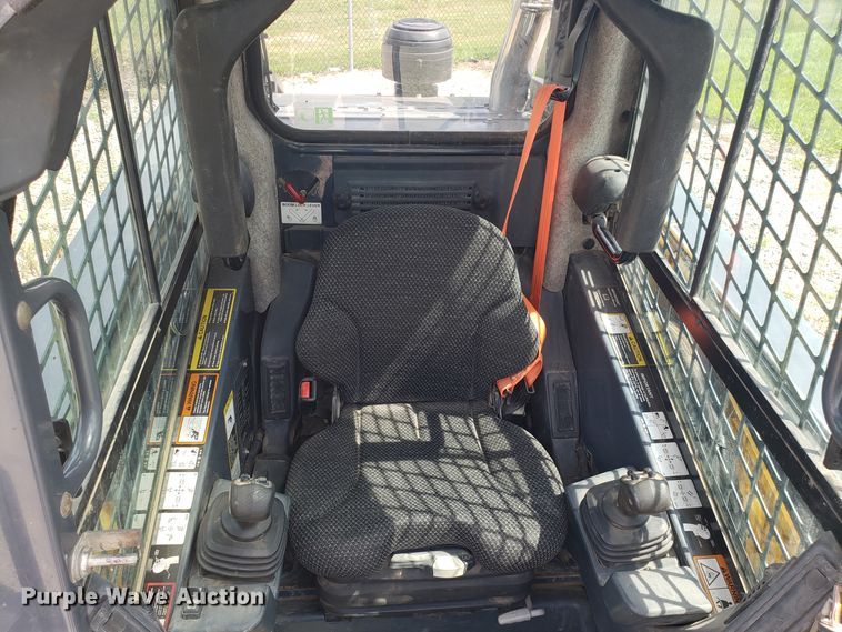 image for item ET9820 2014 John Deere 333E skid steer