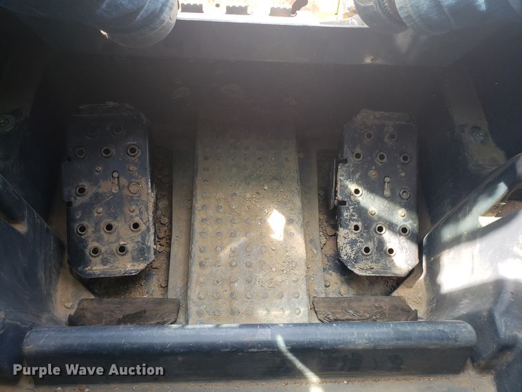 image for item ET9820 2014 John Deere 333E skid steer