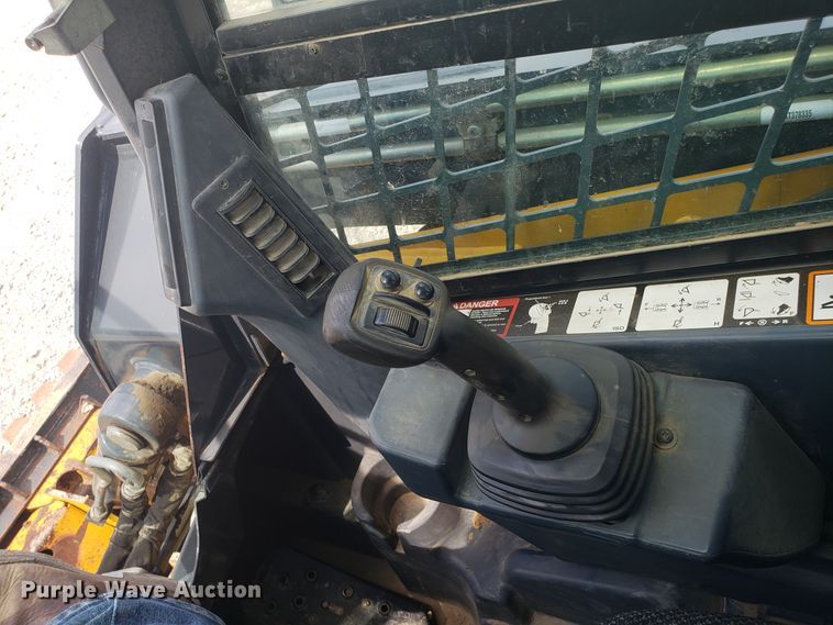 image for item ET9820 2014 John Deere 333E skid steer