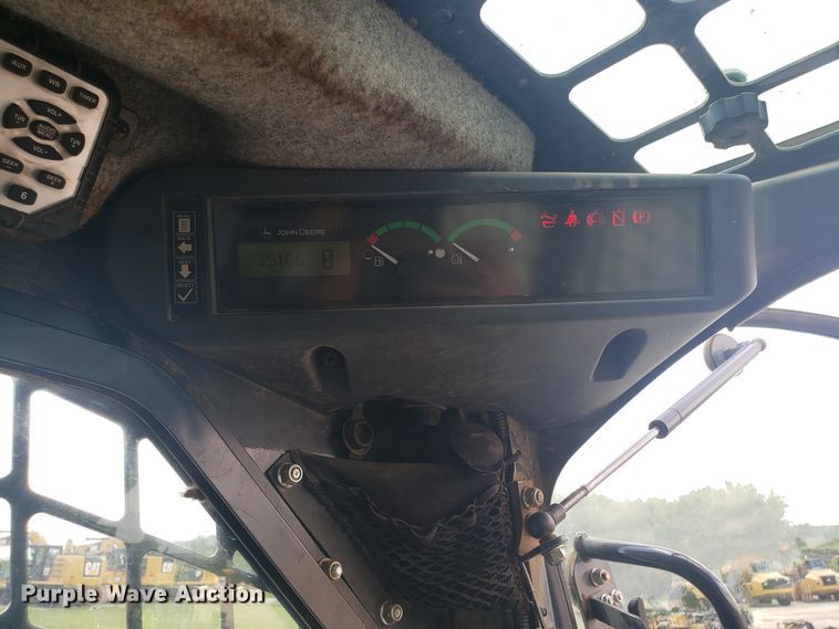 image for item ET9820 2014 John Deere 333E skid steer