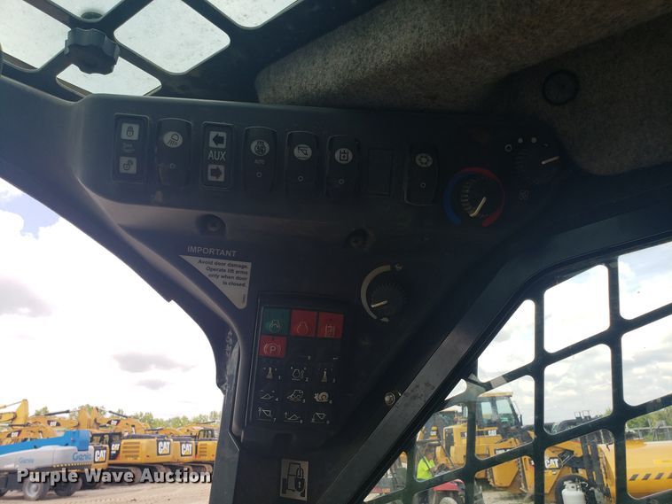 image for item ET9820 2014 John Deere 333E skid steer