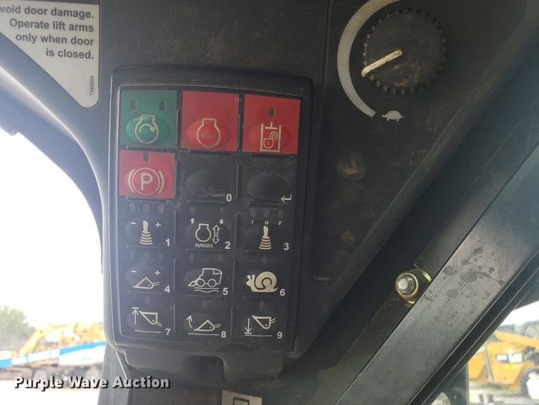 image for item ET9820 2014 John Deere 333E skid steer