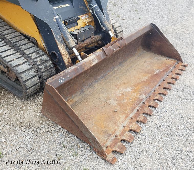 image for item ET9820 2014 John Deere 333E skid steer